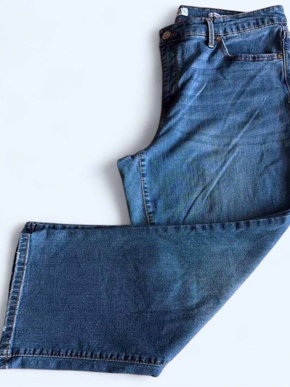 Women’s denim capri jeans by Nine West. Blue wash, straight leg, size 16.